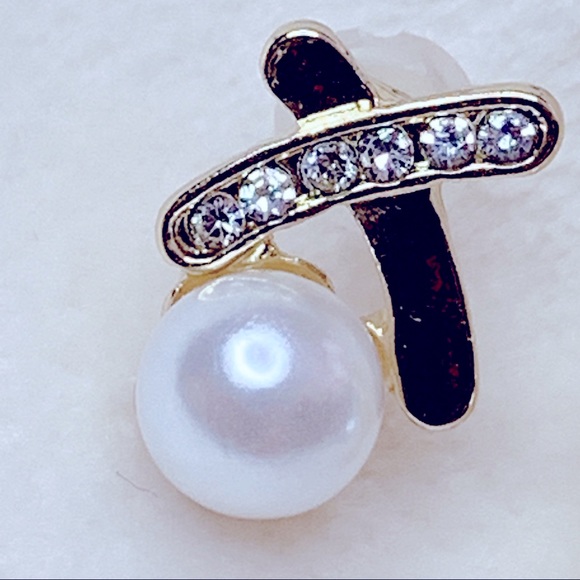 ❣️$25/3❣️ Elegant Tiny Faux Pearl Rhinestone Stud Earrings - Picture 5 of 10